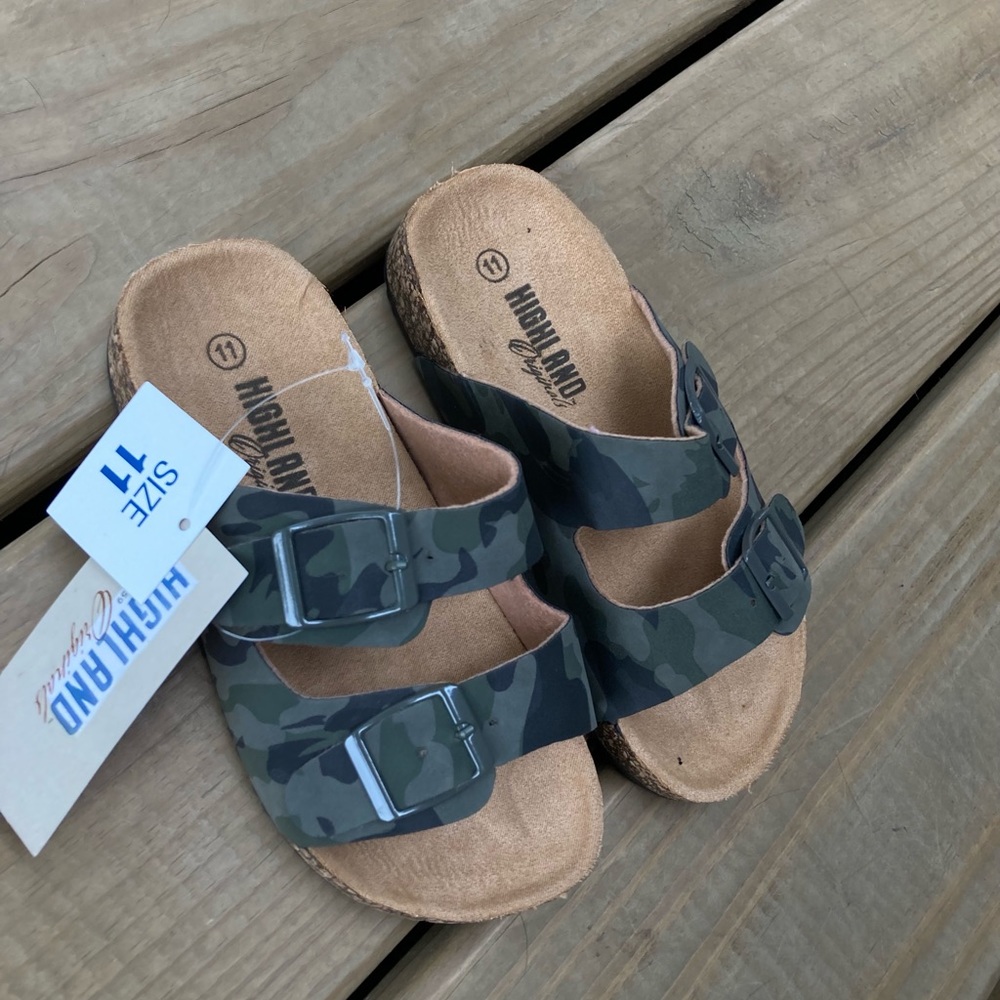 NWT Boys Highlander Camoflauge Buckle Slides